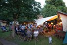 Bühne unter freiem Himmel in lauschiger Sommernacht, Antikhof Drei Eichen